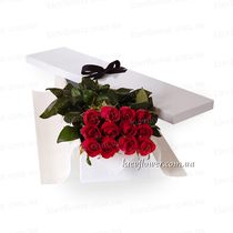11 троянд в подарунковій коробці